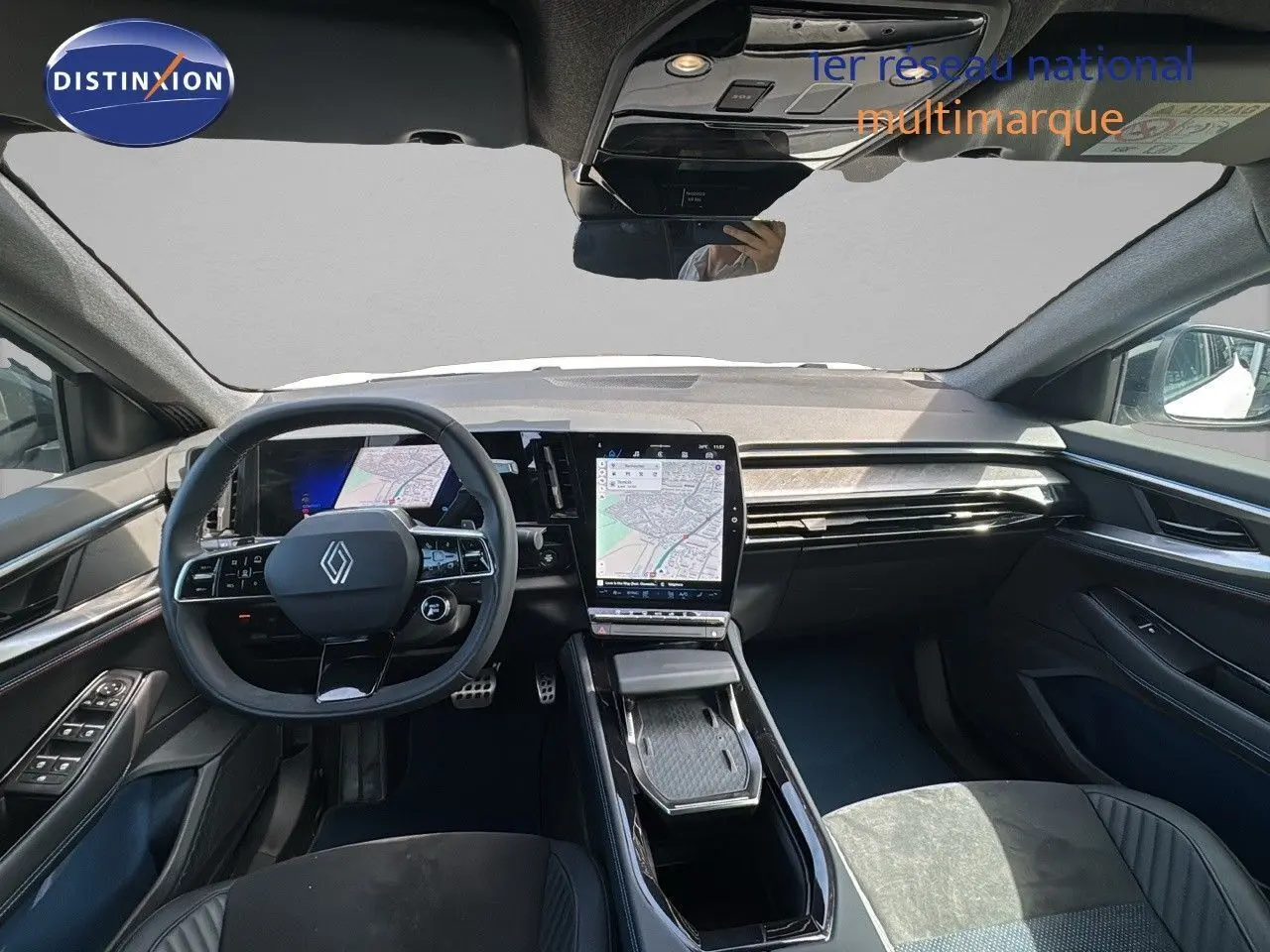 Intérieur du Renault Rafale 2024, vue frontale du poste de conduite avec écran tactile central et volant multifonction.