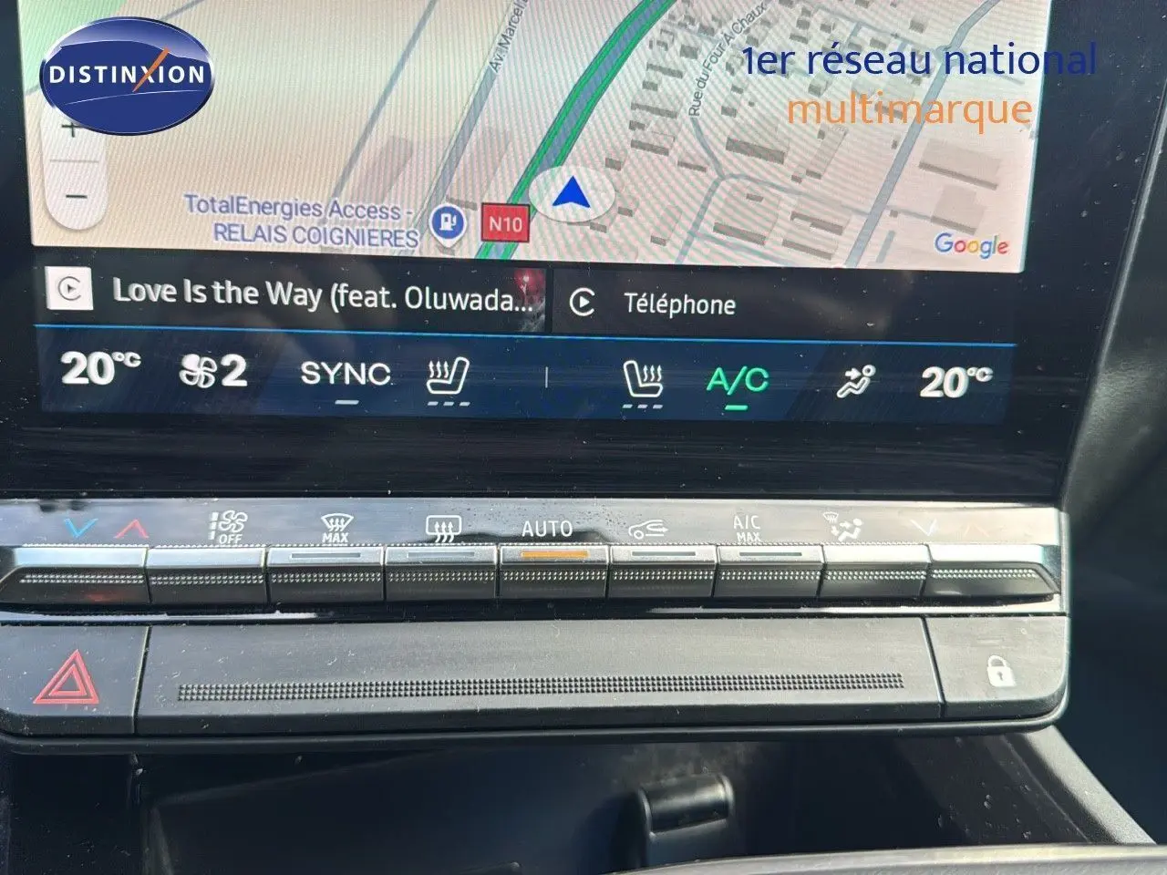 Vue rapprochée de l’écran tactile et de la console centrale du Renault Rafale blanc 2024, affichant la climatisation et la navigation.