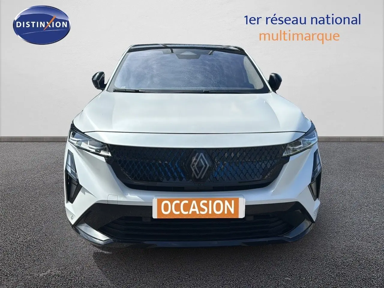 Renault Rafale blanc en 3/4 avant droit, avec calandre noire et jantes foncées distinctives.