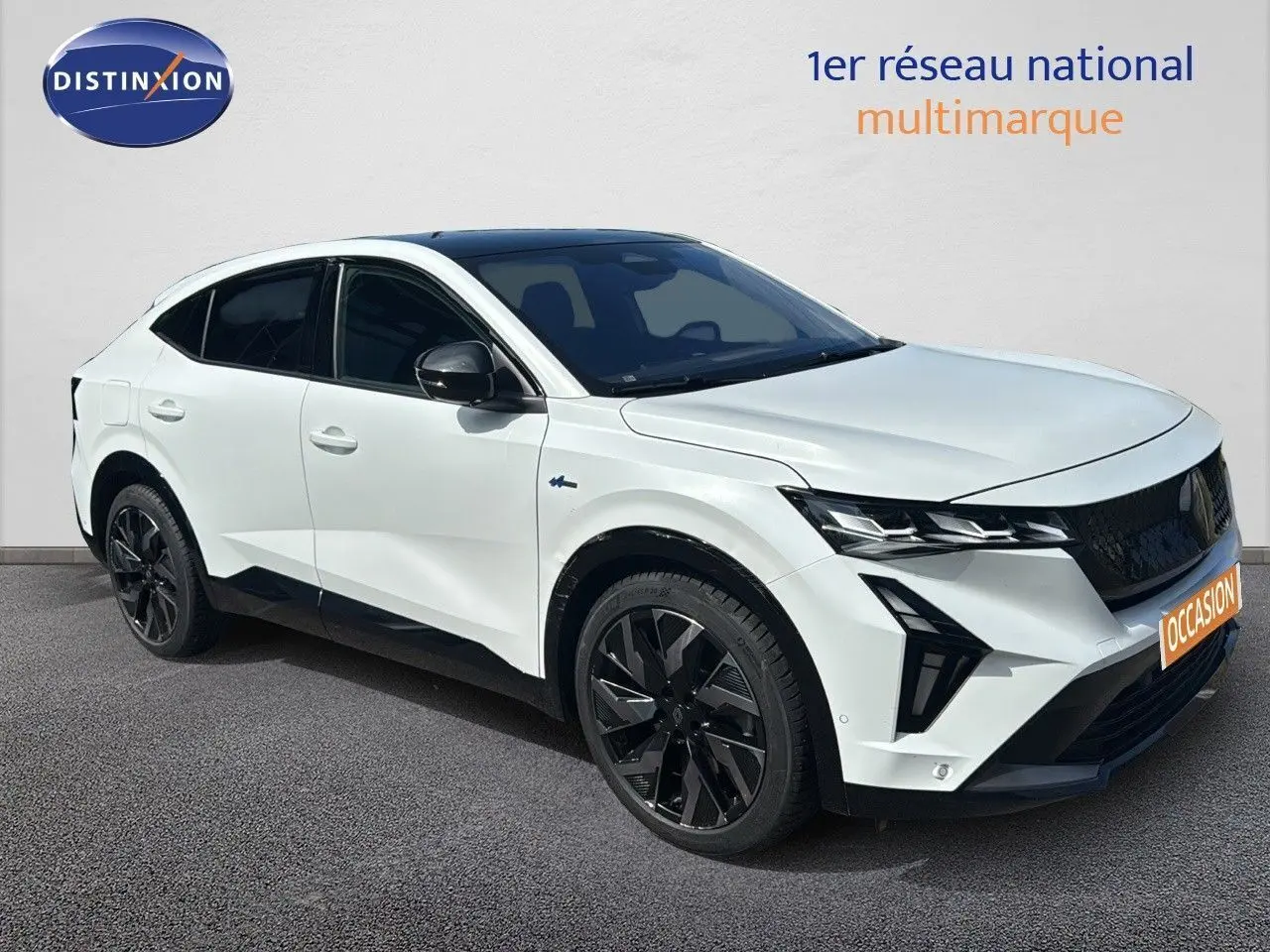 Vue 3/4 avant droit du Renault Rafale blanc 2024, avec jantes noires et détails Esprit Alpine visibles.