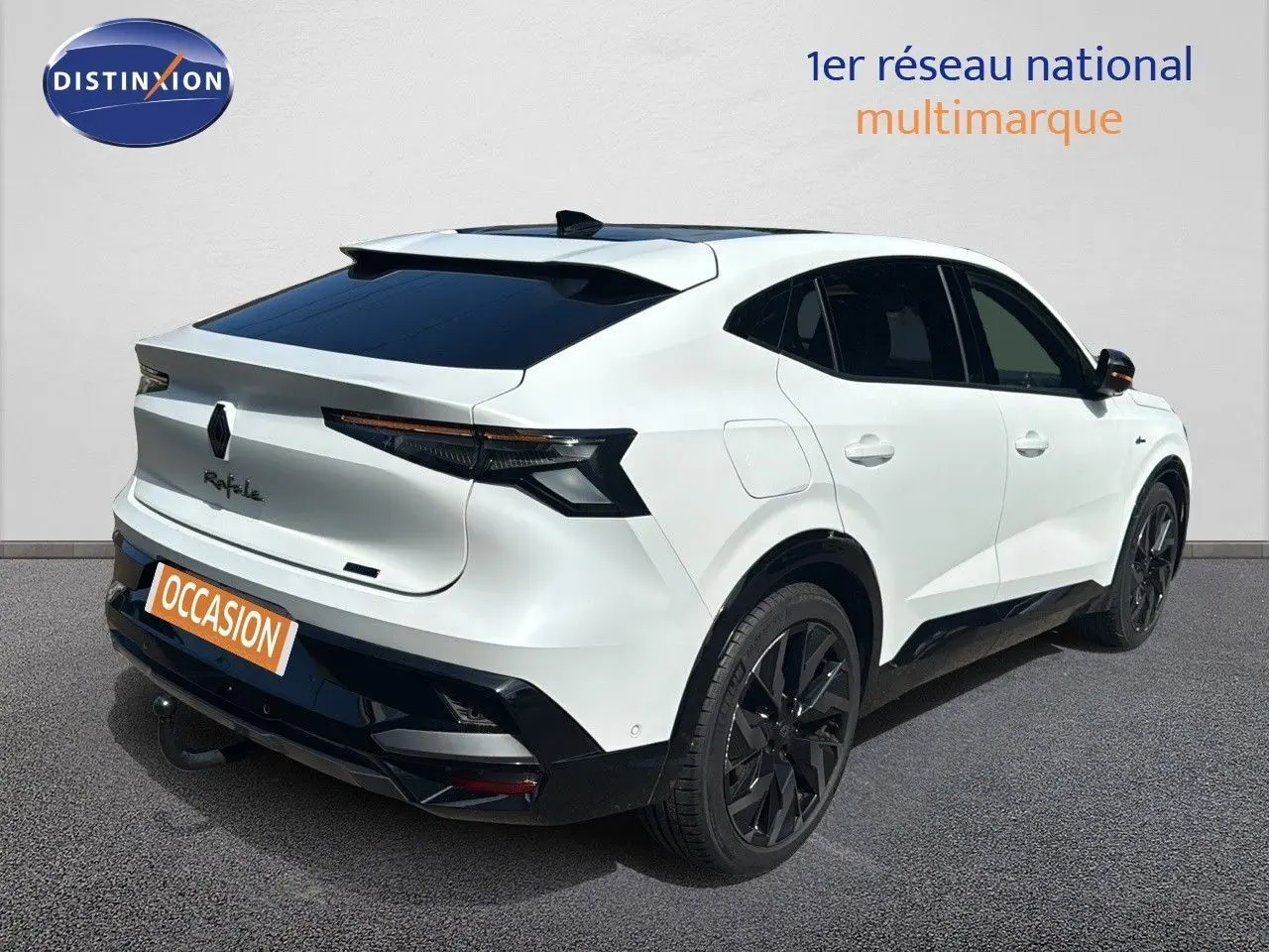 Vue 3/4 arrière droite d'une Renault Rafale blanche 2024 hybride avec jantes noires et toit panoramique.