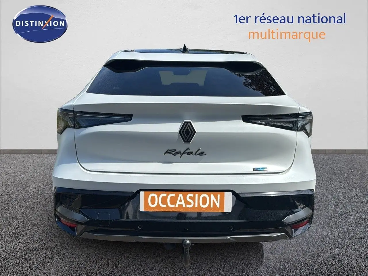 Vue arrière d'une Renault Rafale blanche 2024 avec logo central et feux arrière étirés, finition Esprit Alpine hybride essence.