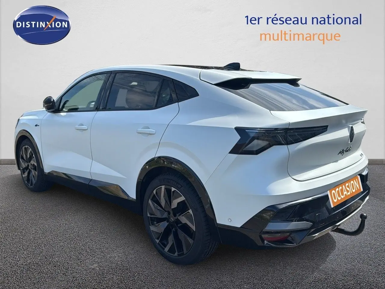 Vue 3/4 arrière droite du Renault Rafale blanc 2024 avec jantes noires et détails noirs contrastants.