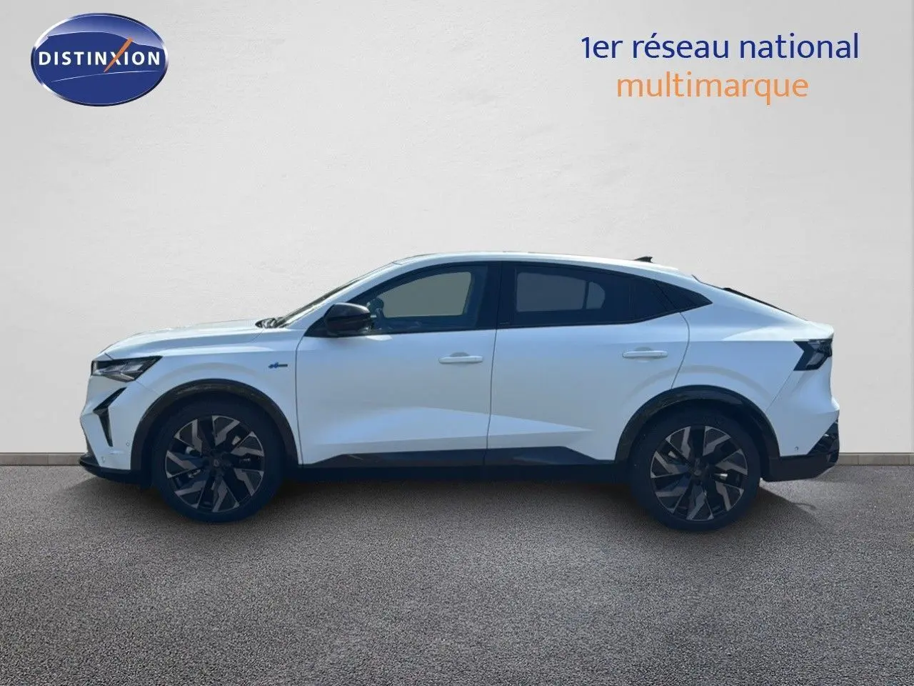 Profil droit d'une Renault Rafale blanche 2024, version hybride Esprit Alpine avec jantes noires distinctives.