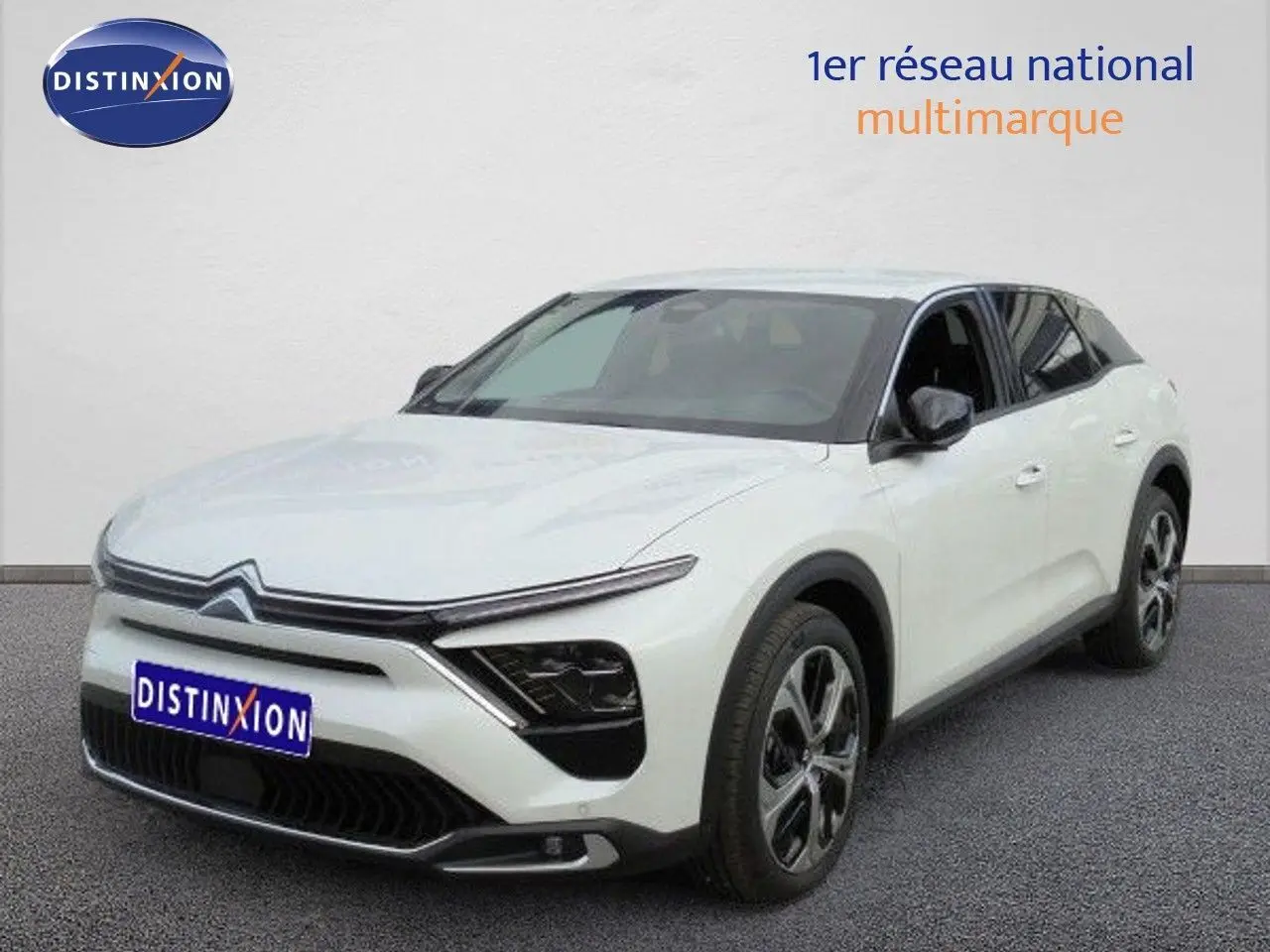 Vue 3/4 avant droit d'une Citroën C5 X blanche métallisée avec jantes bi-ton et calandre moderne.