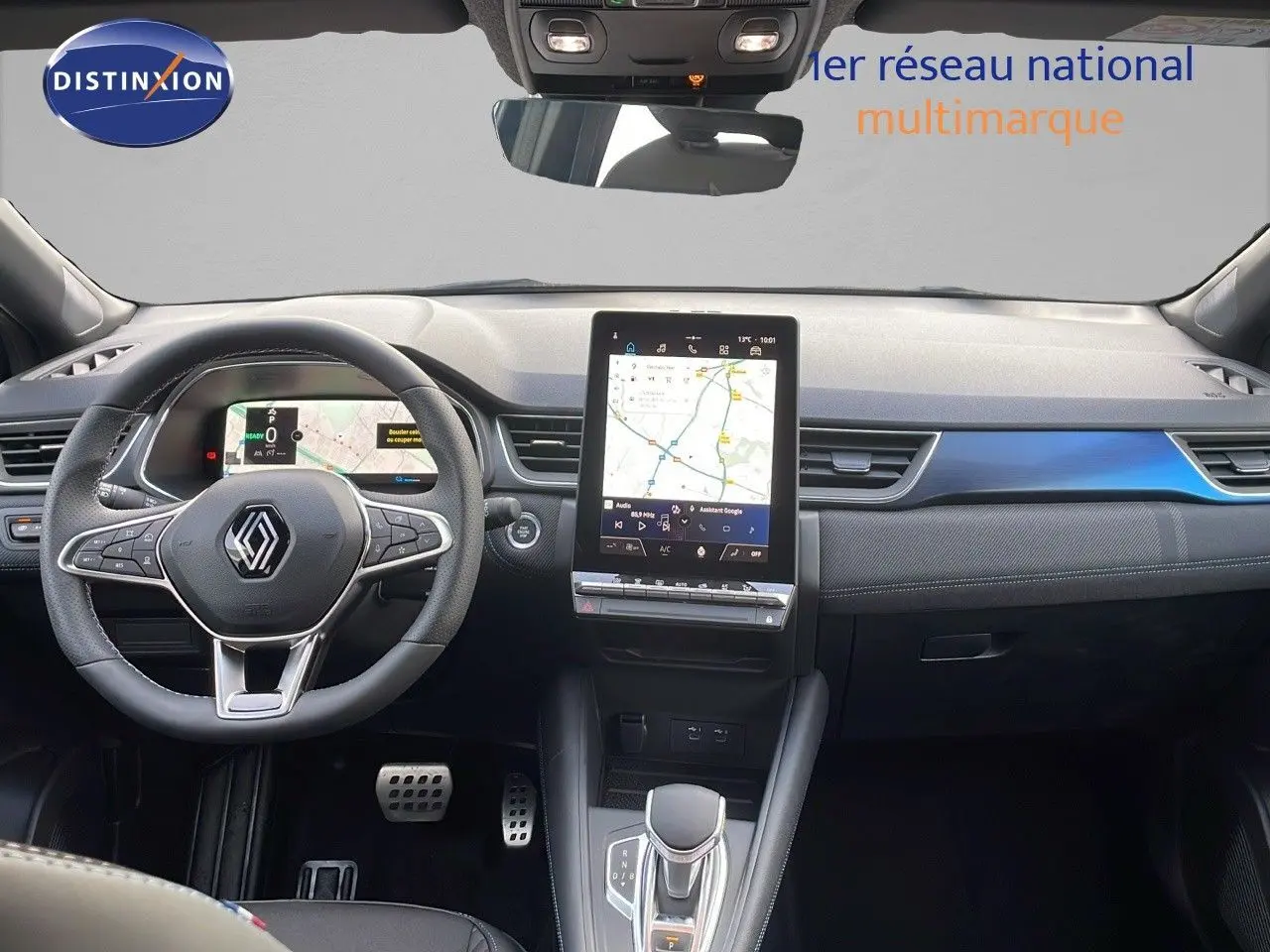Intérieur du Renault Captur E-Tech hybride 2025, vue frontale du tableau de bord noir avec écran tactile vertical.