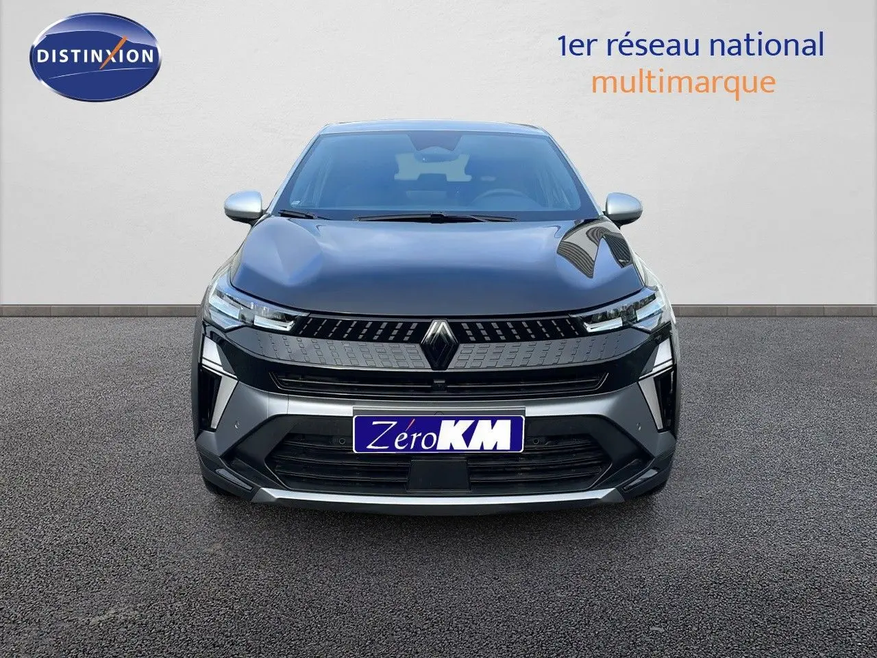 Vue frontale du Renault Captur E-Tech hybride 2025 noir étoile avec toit gris, calandre et phares LED distinctifs.