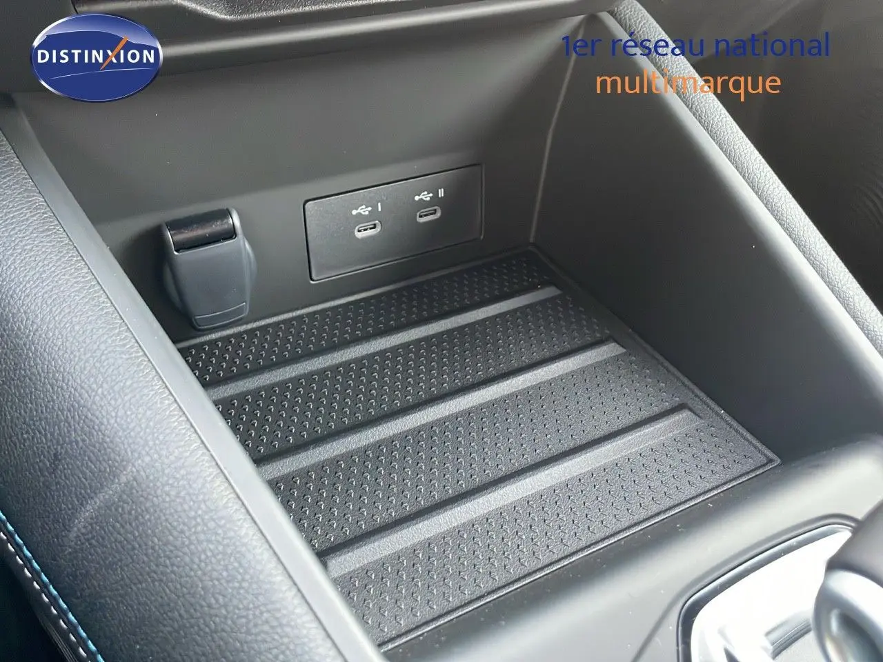 Gros plan sur la console centrale du Renault Captur E-Tech hybride 2025, montrant les ports USB et prise 12V.