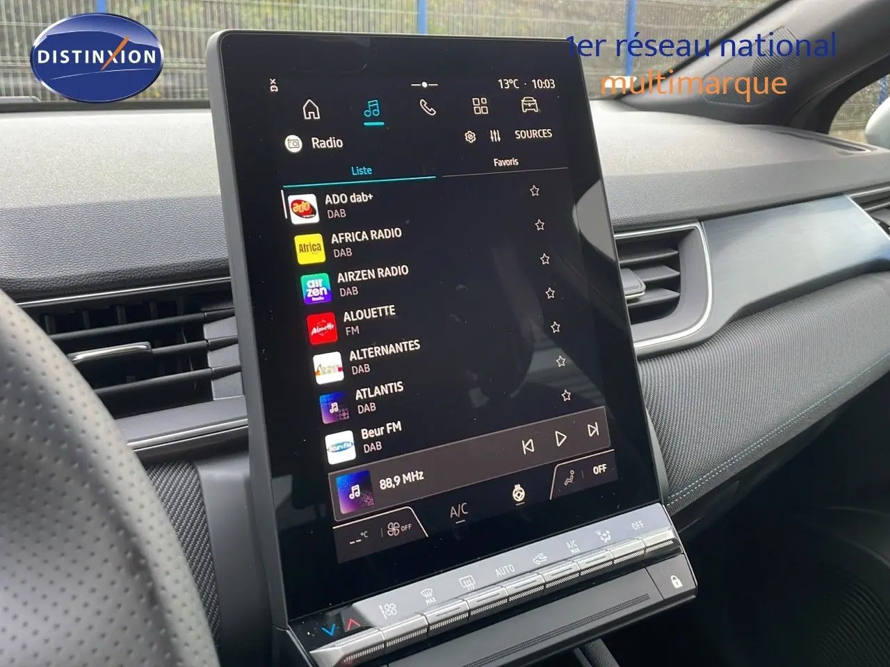 Écran tactile central affichant les stations radio dans l'habitacle du Renault Captur noir étoile métal toit gris.