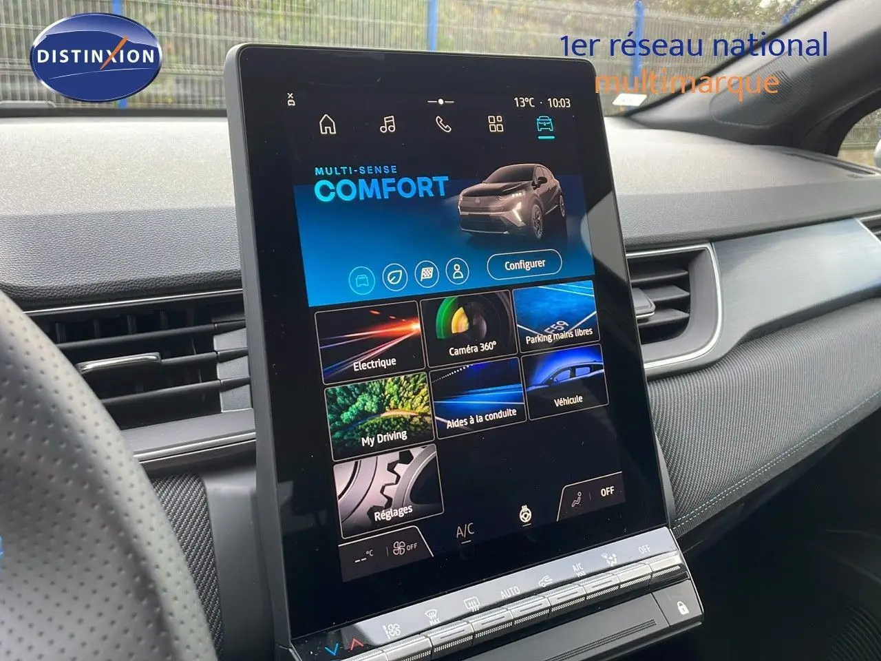 Vue intérieure centrée sur l'écran tactile vertical du tableau de bord du Renault Captur noir étoile 2025.