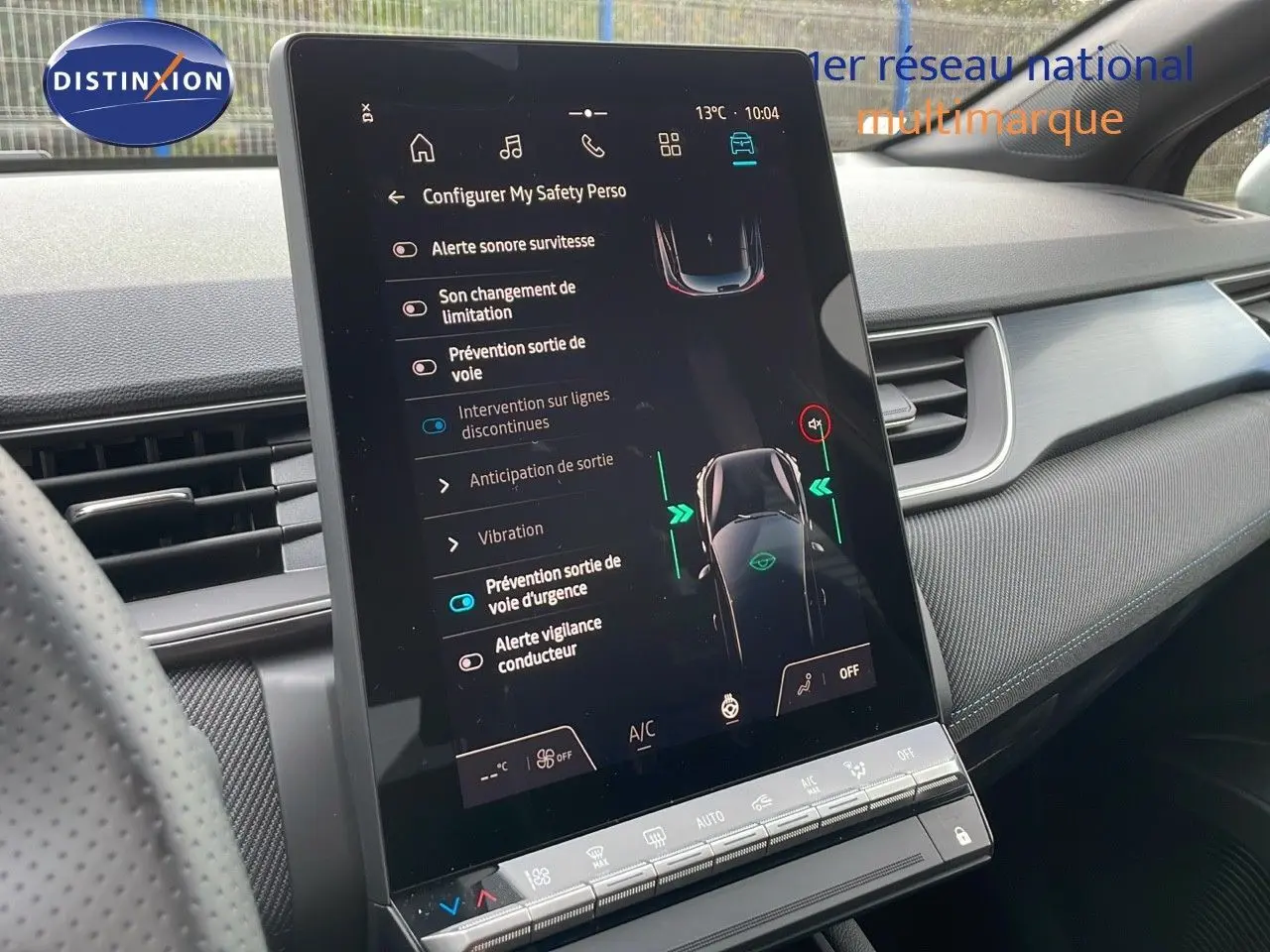 Écran tactile central de la Renault Captur E-Tech hybride 2025, affichant les options d'assistance à la conduite.