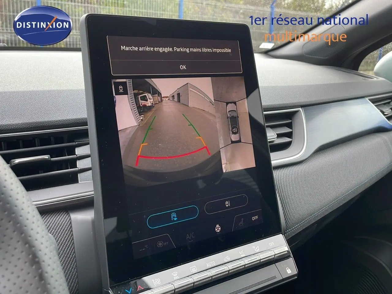 Vue intérieure du tableau de bord du Renault Captur E-Tech hybride 2025 avec écran tactile affichant la caméra de recul.