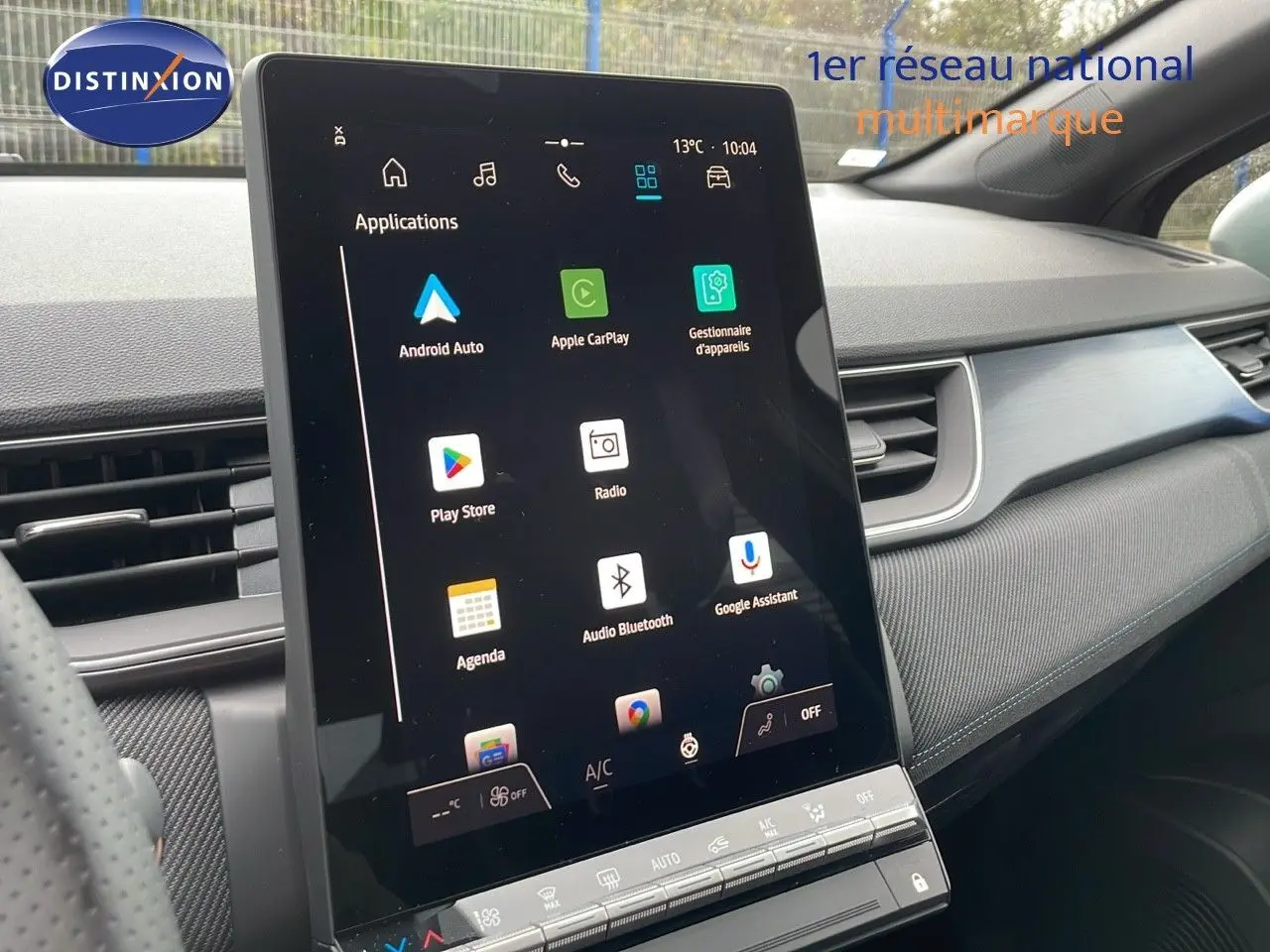 Écran tactile central du tableau de bord du Renault Captur E-Tech hybride 2025, avec interface Android Auto et Apple CarPlay.