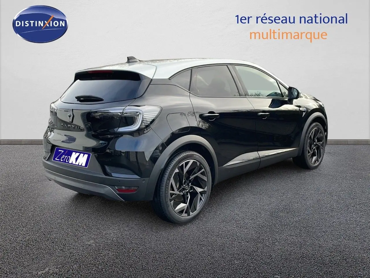 Vue 3/4 arrière droite du Renault Captur noir étoile avec toit gris, jantes noires et feux LED distinctifs.