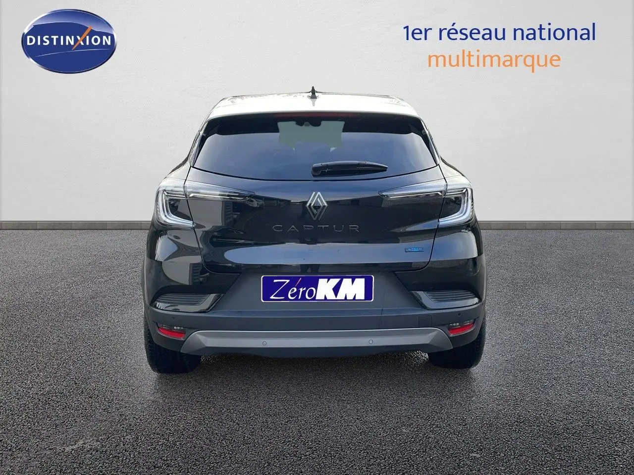 Vue arrière d'un Renault Captur noir étoile métal avec toit gris, mettant en valeur son design moderne et épuré.