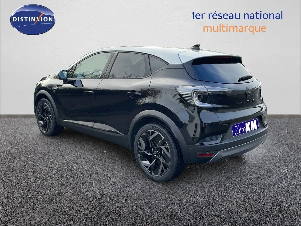 Vue 3/4 arrière droite du Renault Captur noir étoile métal avec toit gris et jantes noires biton.