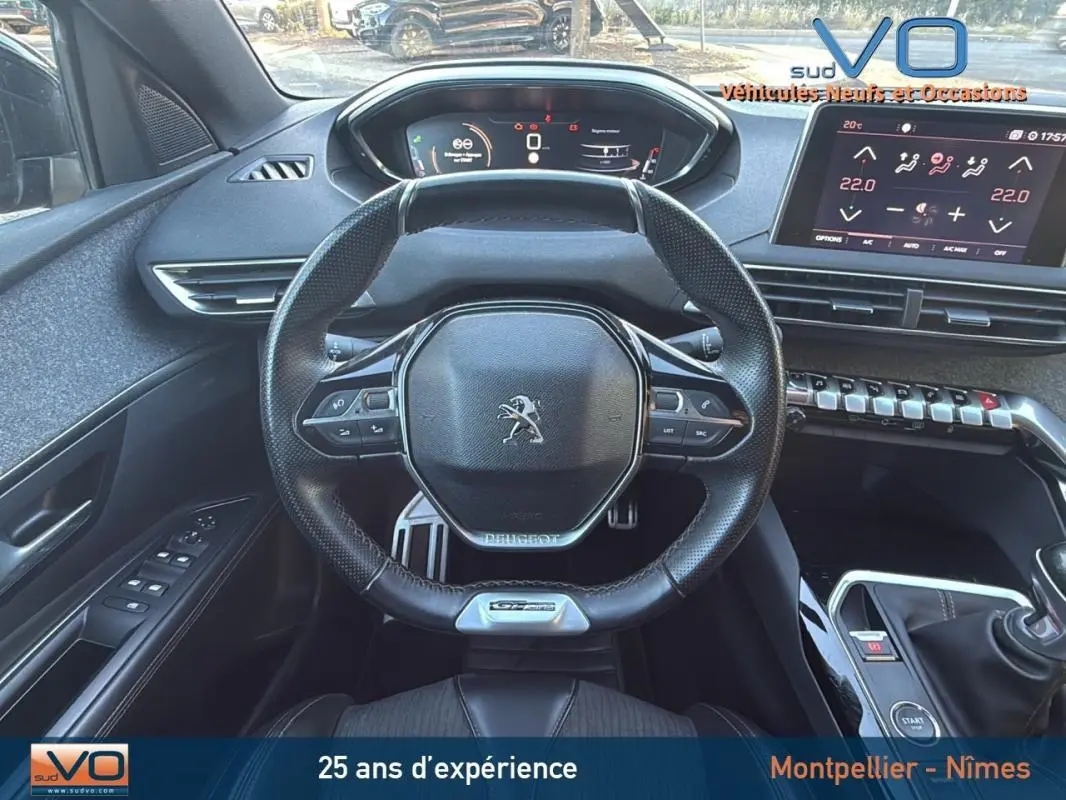 Vue intérieure centrée sur le volant cuir et le cockpit numérique du Peugeot 3008 gris foncé, version GT Line 2018.