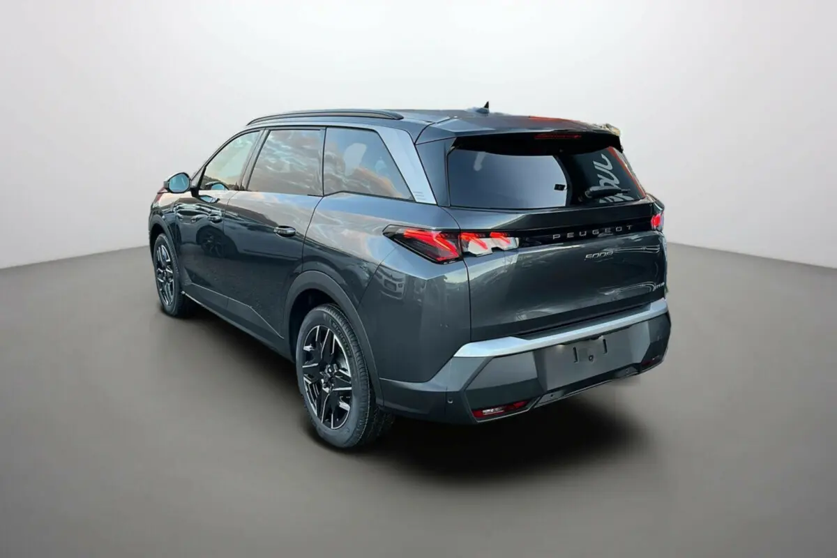 Peugeot 5008 Hybrid gris titane avec toit noir, vue 3/4 arrière droit, jantes alu 19 pouces et feux LED distinctifs.