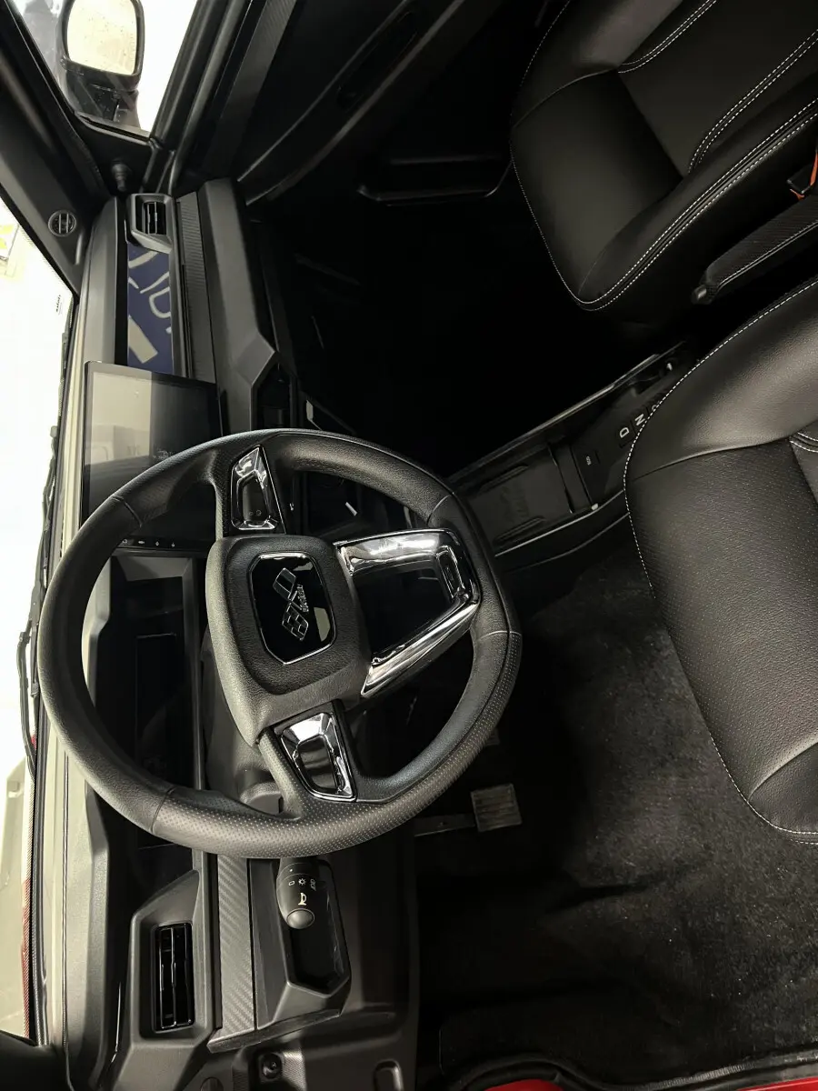 Vue intérieure centrée sur le volant et siège noir du tableau de bord de la LIGIER JS50 BEV 8KWH ELITE 2025.