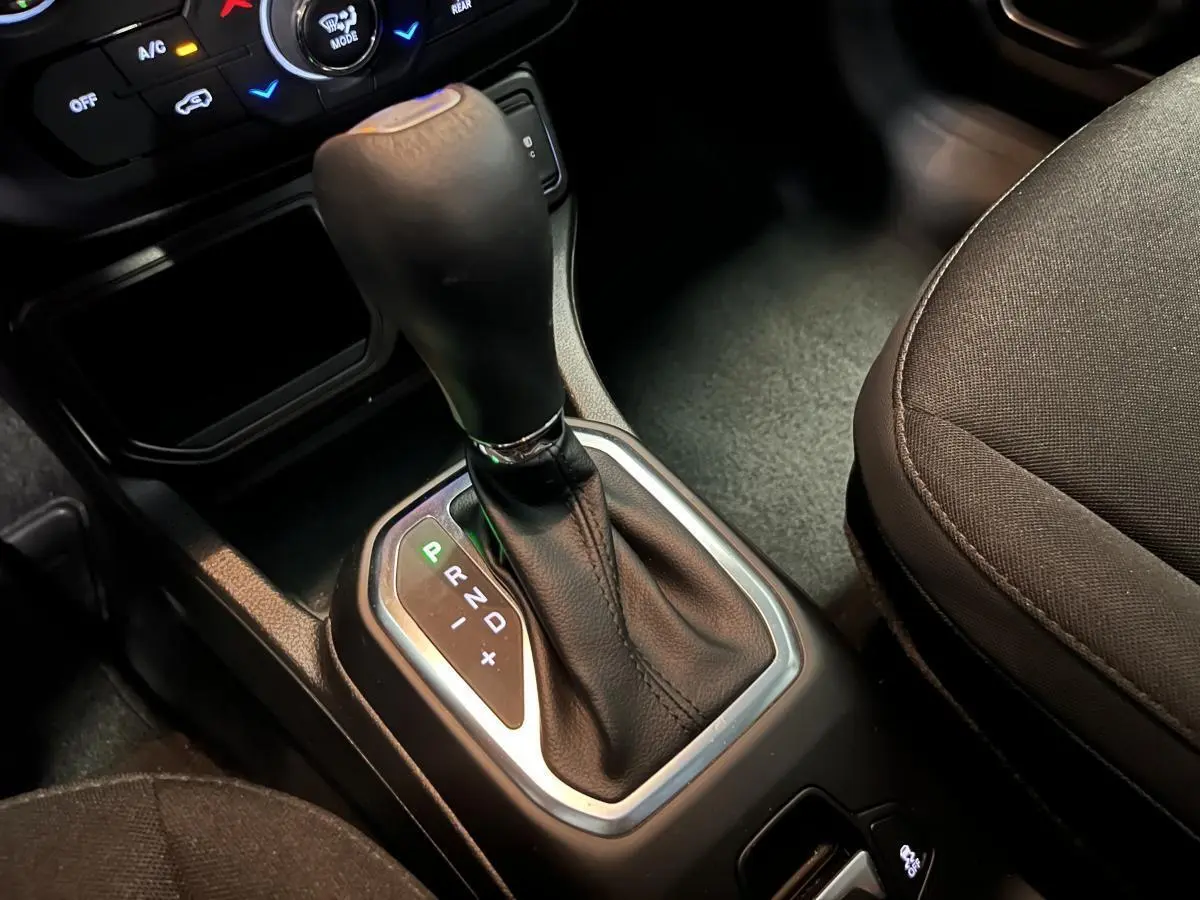 Gros plan sur le levier de vitesses automatique noir et la console centrale du Jeep Renegade 2024 finition Altitude.