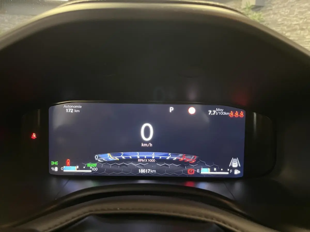 Affichage numérique du tableau de bord du Jeep Renegade 2024 montrant la vitesse à 0 km/h et l'autonomie restante de 172 km.