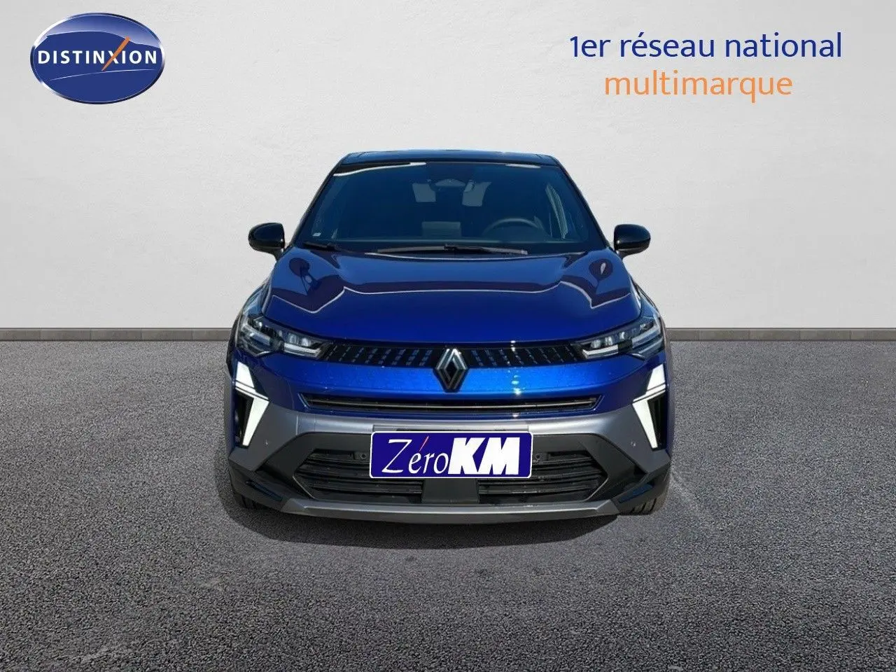 Renault Captur E-Tech hybride bleu Iron Metal avec toit noir, vue frontale mettant en valeur ses feux LED distinctifs.