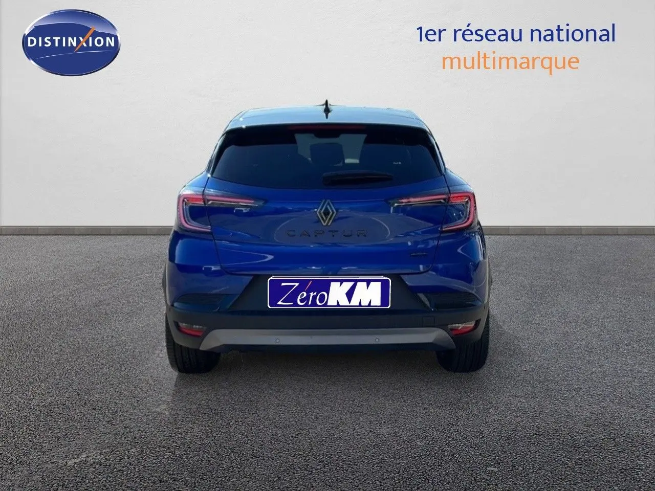 Vue arrière du Renault Captur E-Tech hybride 2025 en bleu Iron Metal avec toit noir, sur fond neutre.