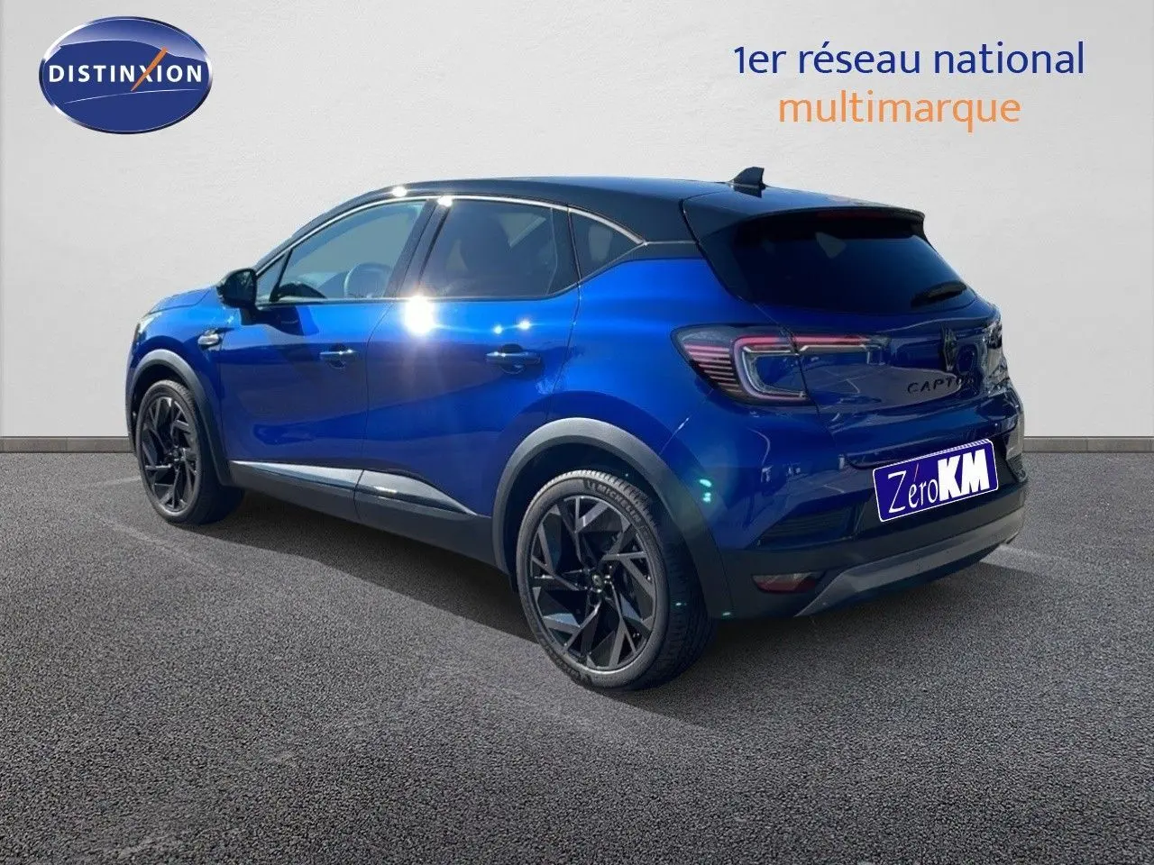Renault Captur E-Tech hybride bleu Iron Metal avec toit noir, vu en 3/4 arrière côté gauche sur fond neutre.