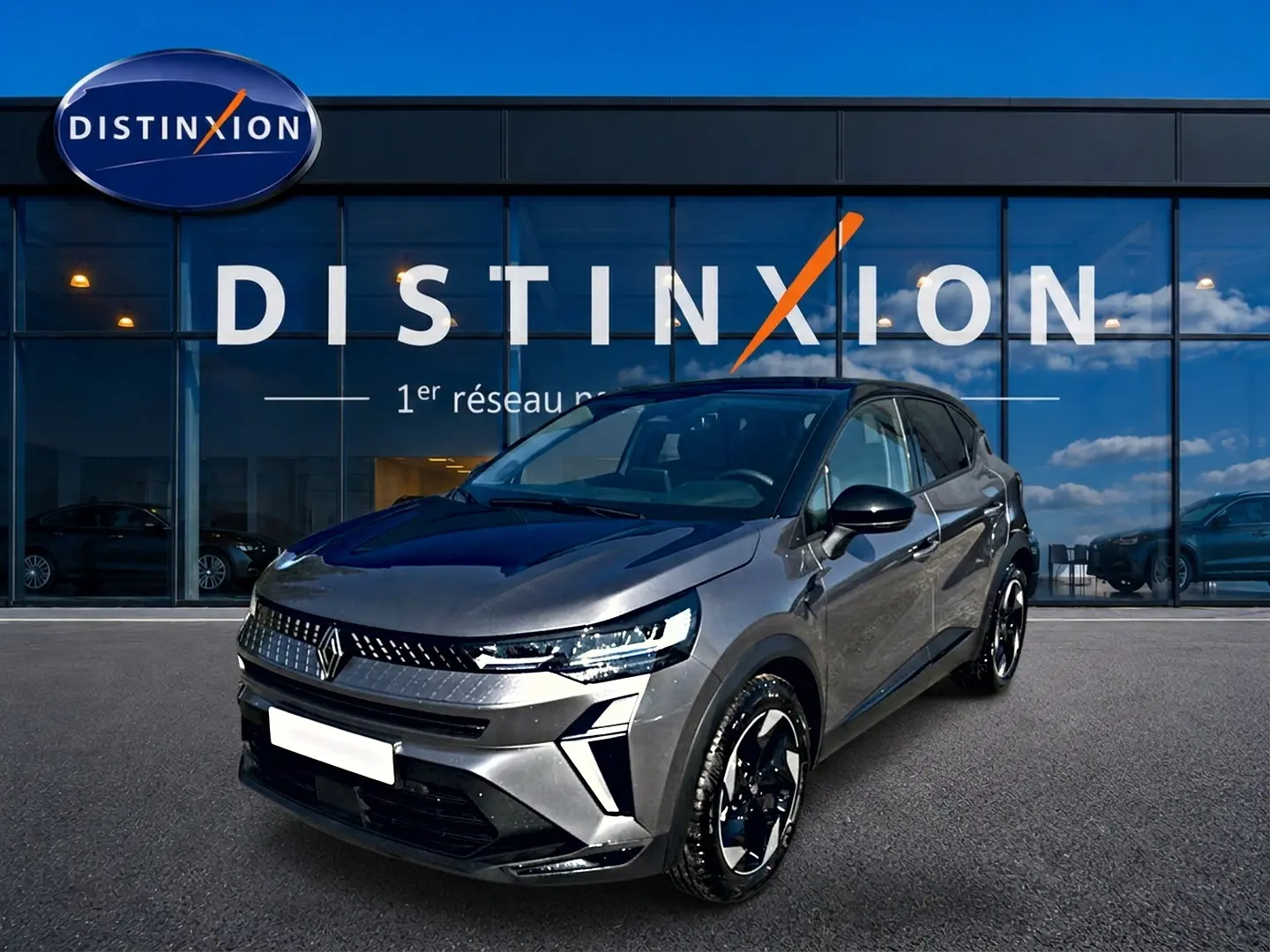 Renault Captur 1.8 e-tech gris cassiopée en 3/4 avant droit avec jantes noires et calandre distinctive.