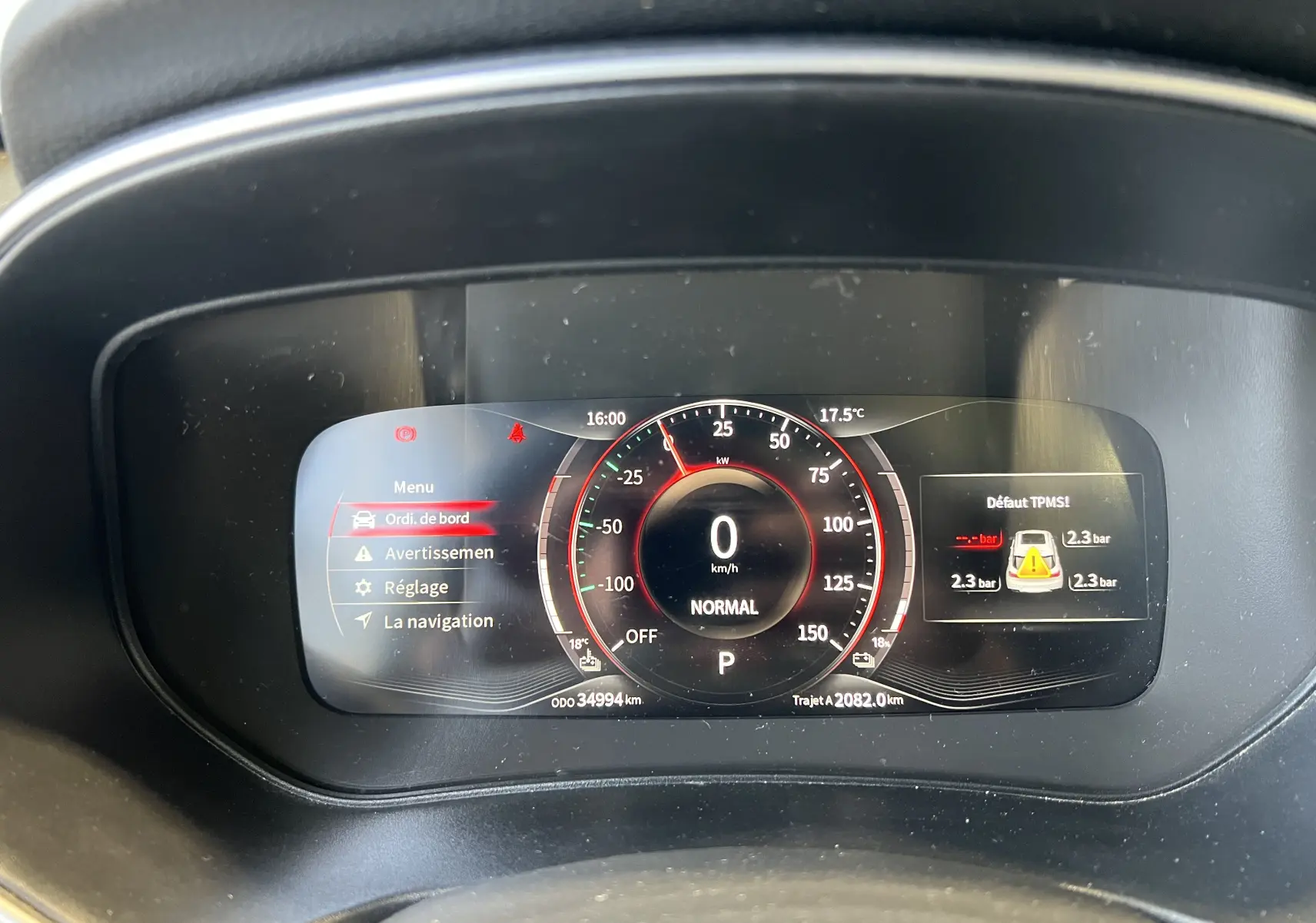 Tableau de bord numérique du SERES 3 Electric 163ch Luxe, affichant vitesse, menu et pression pneus en détail.