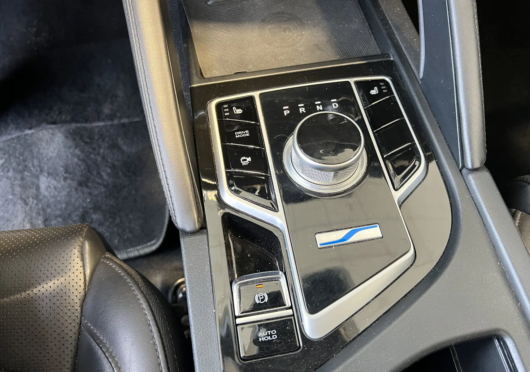 Gros plan sur la console centrale noire brillante du SERES 3 Electric 2022 avec sélecteur rotatif et commandes tactiles.