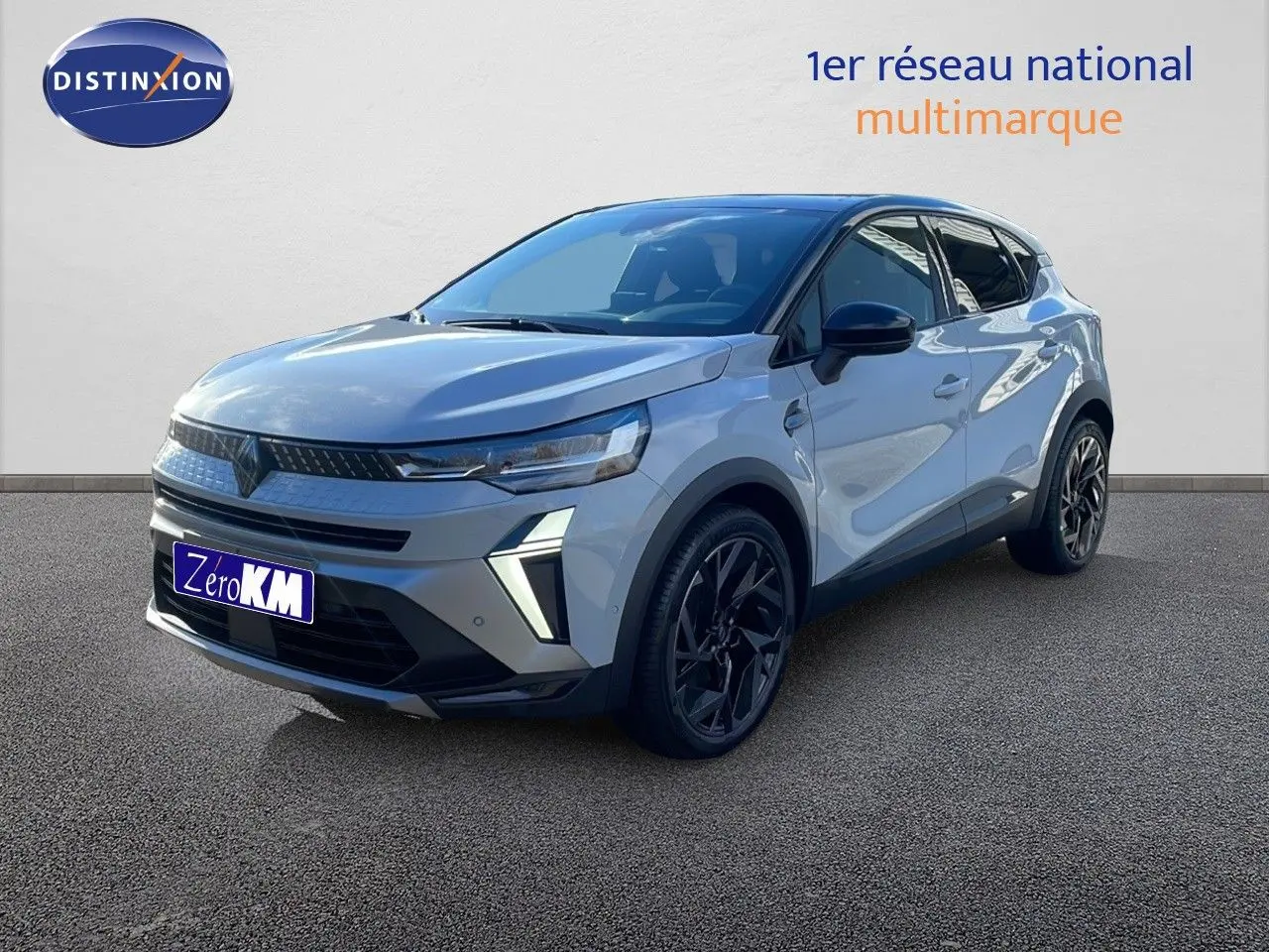 Renault Captur E-Tech hybride gris Rafale avec toit noir, vue 3/4 avant mettant en valeur ses jantes noires et feux LED.