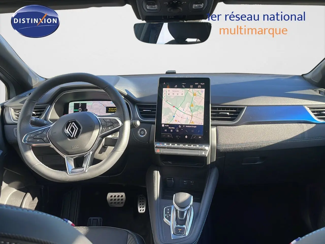 Vue intérieure du tableau de bord du Renault Captur E-Tech hybride 2025 avec écran tactile vertical et volant multifonction noir.