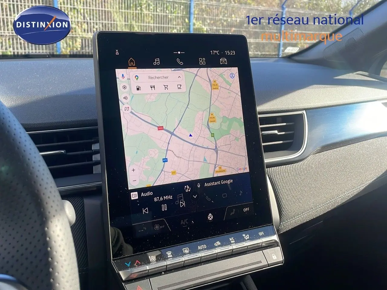 Vue intérieure du tableau de bord du Renault Captur E-Tech hybride 2025 avec écran tactile central affichant une carte GPS.