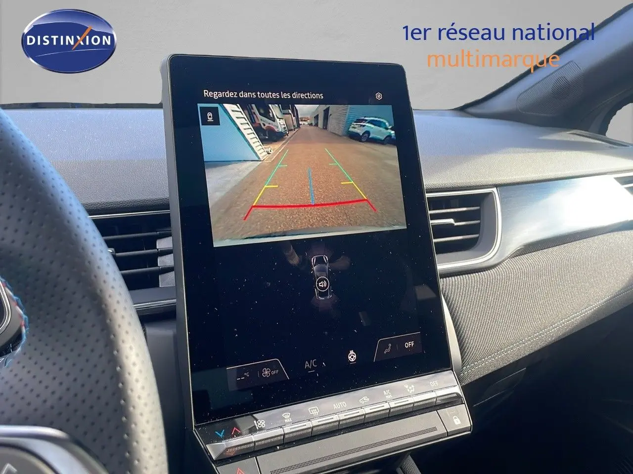 Intérieur du Renault Captur E-Tech 2025 montrant l'écran central tactile avec caméra de recul active.