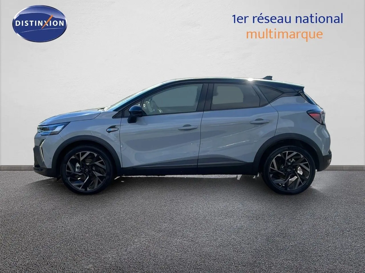 Profil côté gauche du Renault Captur E-Tech hybride 2025 gris Rafale métal avec toit noir et jantes noires.