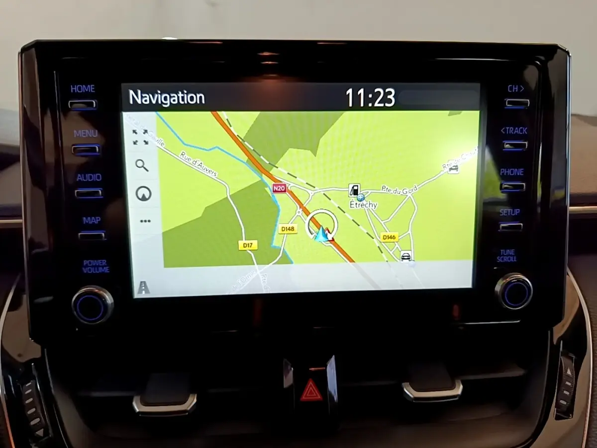 Écran tactile de navigation 8 pouces affichant une carte, tableau de bord noir de Toyota Corolla hybride 2021.