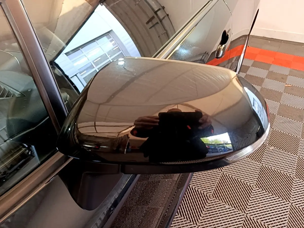 Rétroviseur côté gauche noir brillant de la Toyota Corolla hybride 2021, avec clignotant intégré visible.