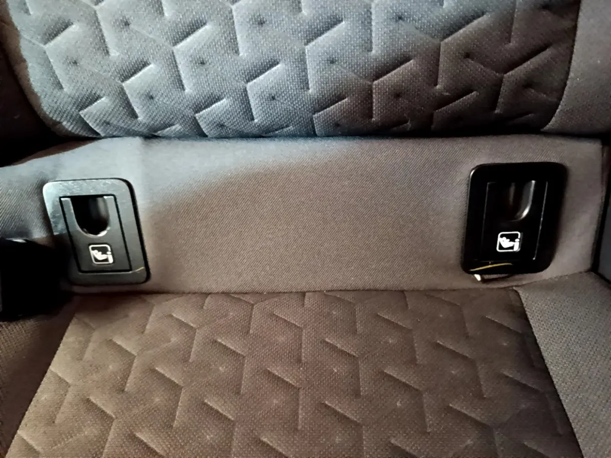 Détail des fixations Isofix sur la banquette arrière noire de la Toyota Corolla Hybride 2021.