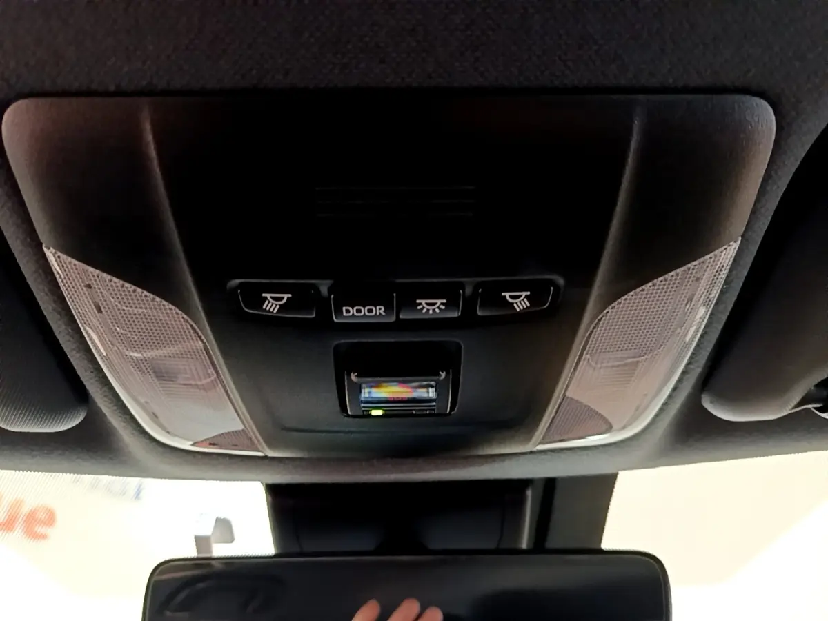 Vue intérieure du plafonnier noir de la Toyota Corolla hybride 2021 avec commandes d'éclairage et détecteur intégré.