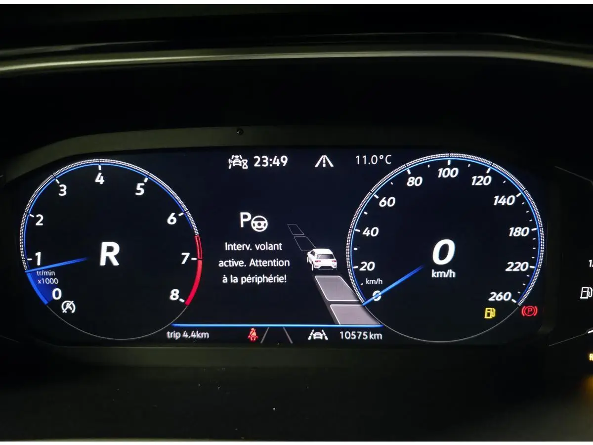 Tableau de bord digital du Volkswagen T-Roc 2025 affichant la vitesse, régime moteur et alertes de conduite.