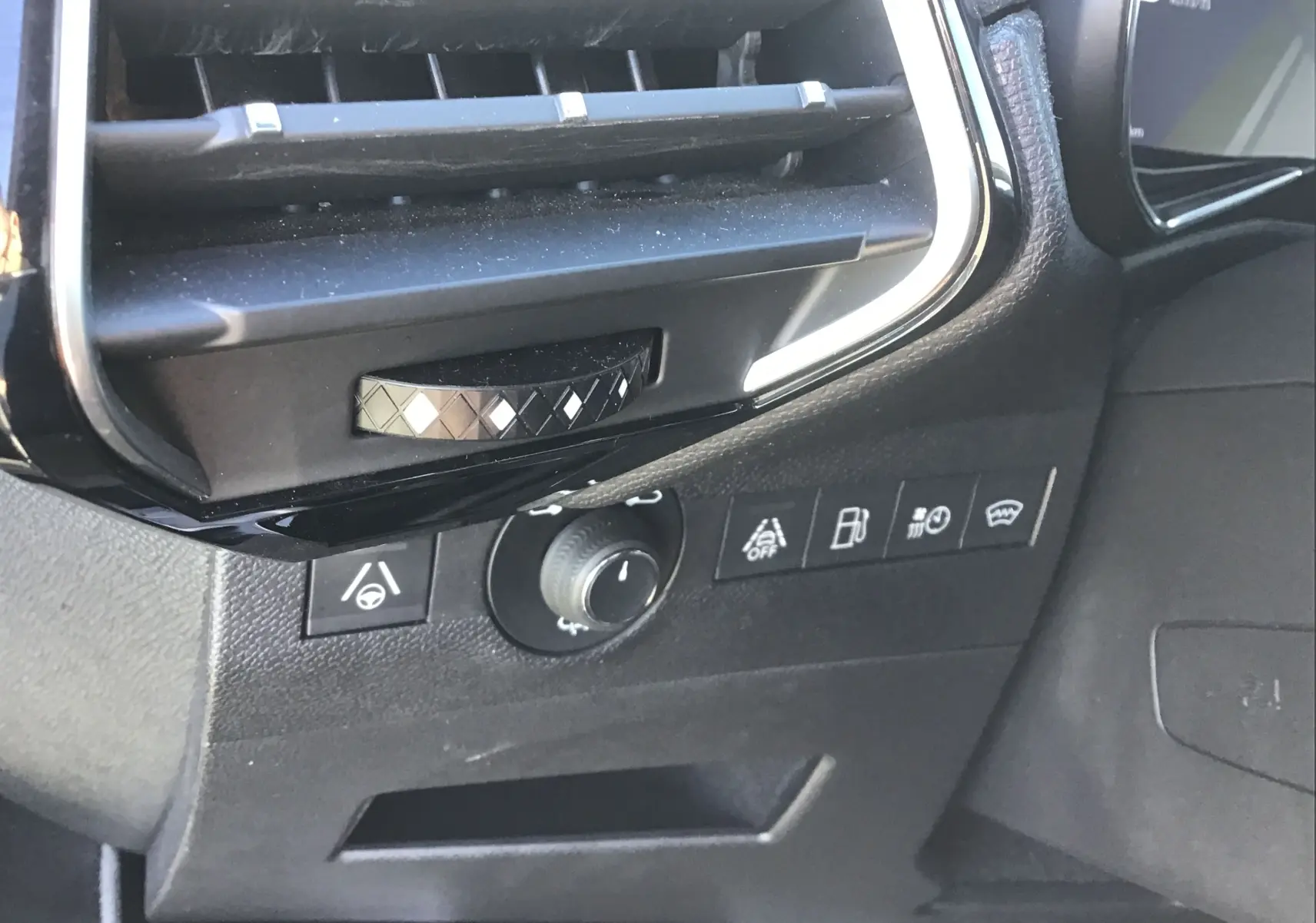 Gros plan sur les commandes et la sortie d’air côté gauche du tableau de bord noir du DS7 Crossback 2023.