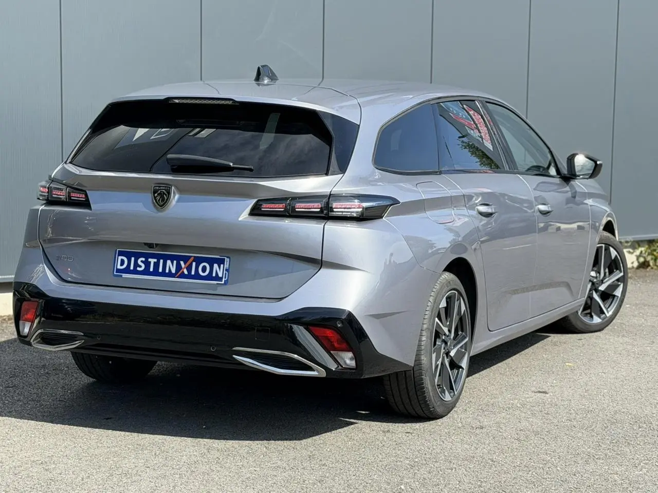 Peugeot 308 SW gris Artense vue 3/4 arrière droit, jantes alliage 17'' et feux arrière LED distinctifs.