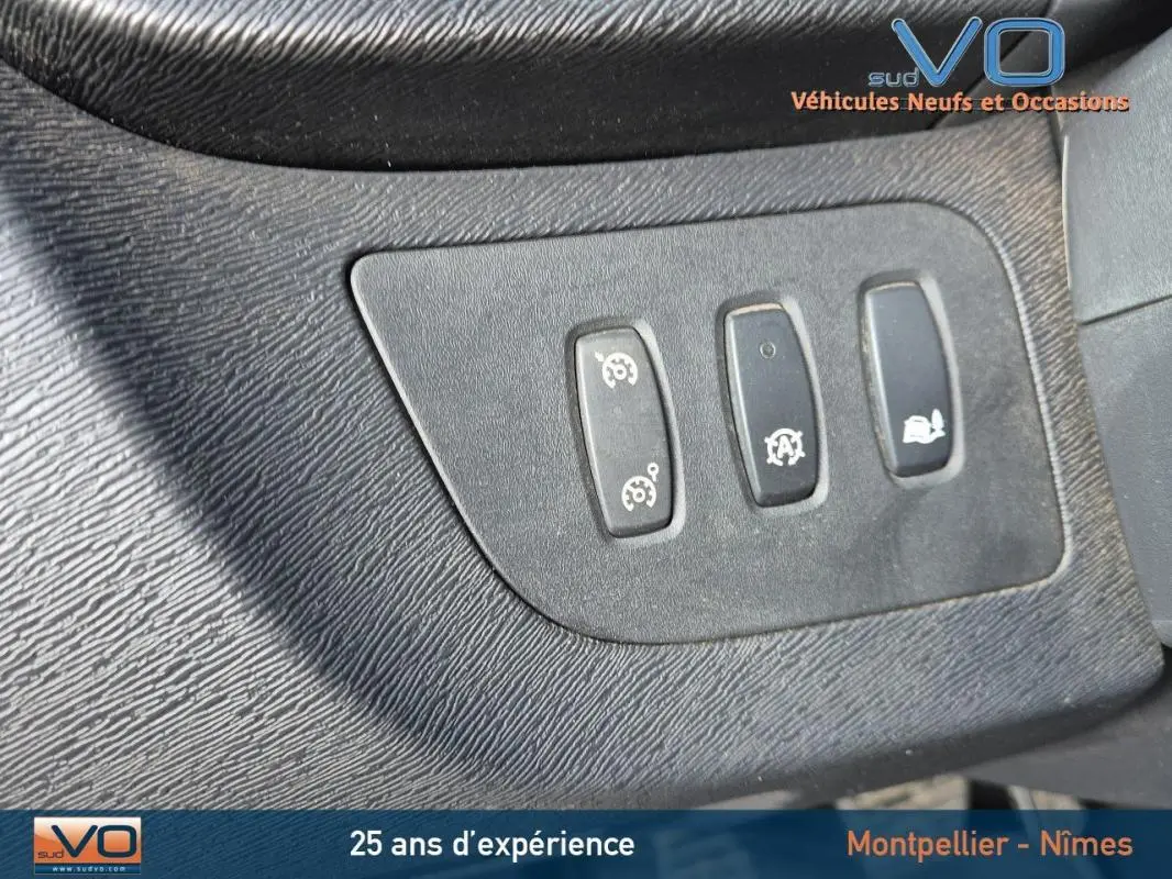 Gros plan sur les boutons de commande du tableau de bord du Renault Kangoo blanc, version dCi 75 Energy Zen 2016.