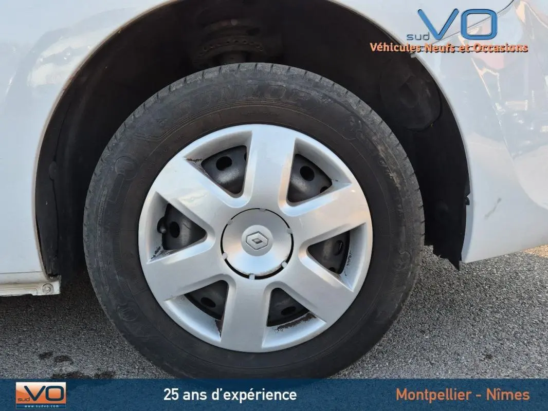 Gros plan sur la roue avant droite blanche d'un Renault Kangoo dCi 75 Energy Zen de 2016 avec jante en plastique.