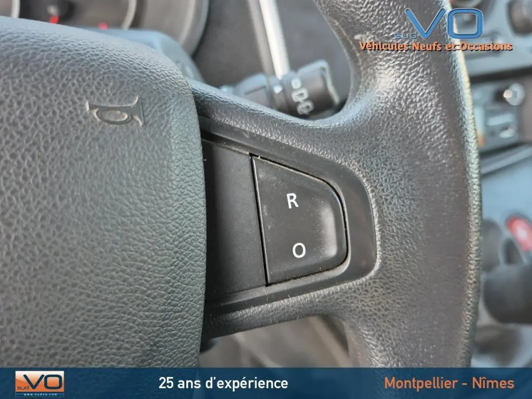 Gros plan sur les boutons de commande au volant du Renault Kangoo blanc dCi 75 Energy Zen de 2016.