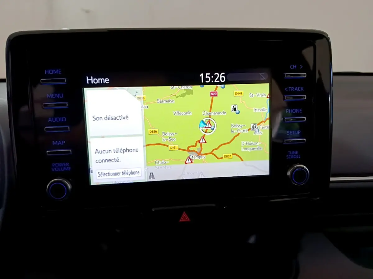 Écran tactile central de la Toyota Yaris Hybride 116h 2021 affichant la navigation avec carte routière détaillée.