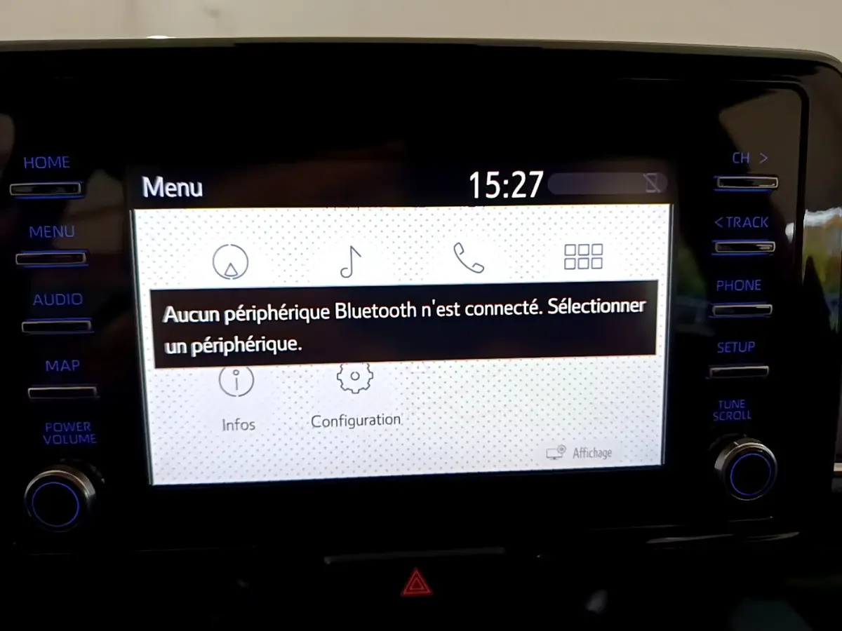 Écran tactile central de la Toyota Yaris hybride 2021 affichant le menu Bluetooth sans connexion, entouré de boutons noirs.