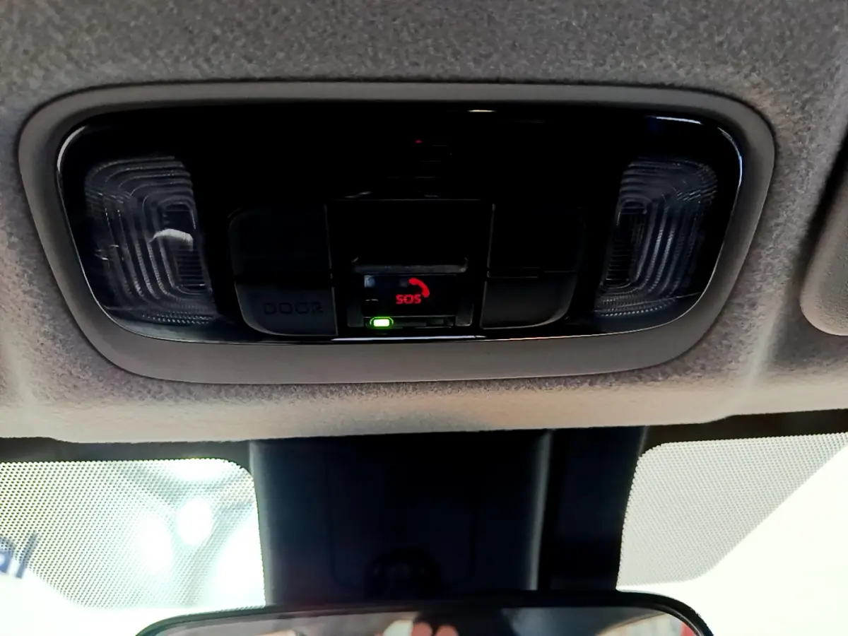 Vue en gros plan du plafonnier intérieur avec bouton SOS et éclairages dans une Toyota Yaris hybride gris clair 2021.