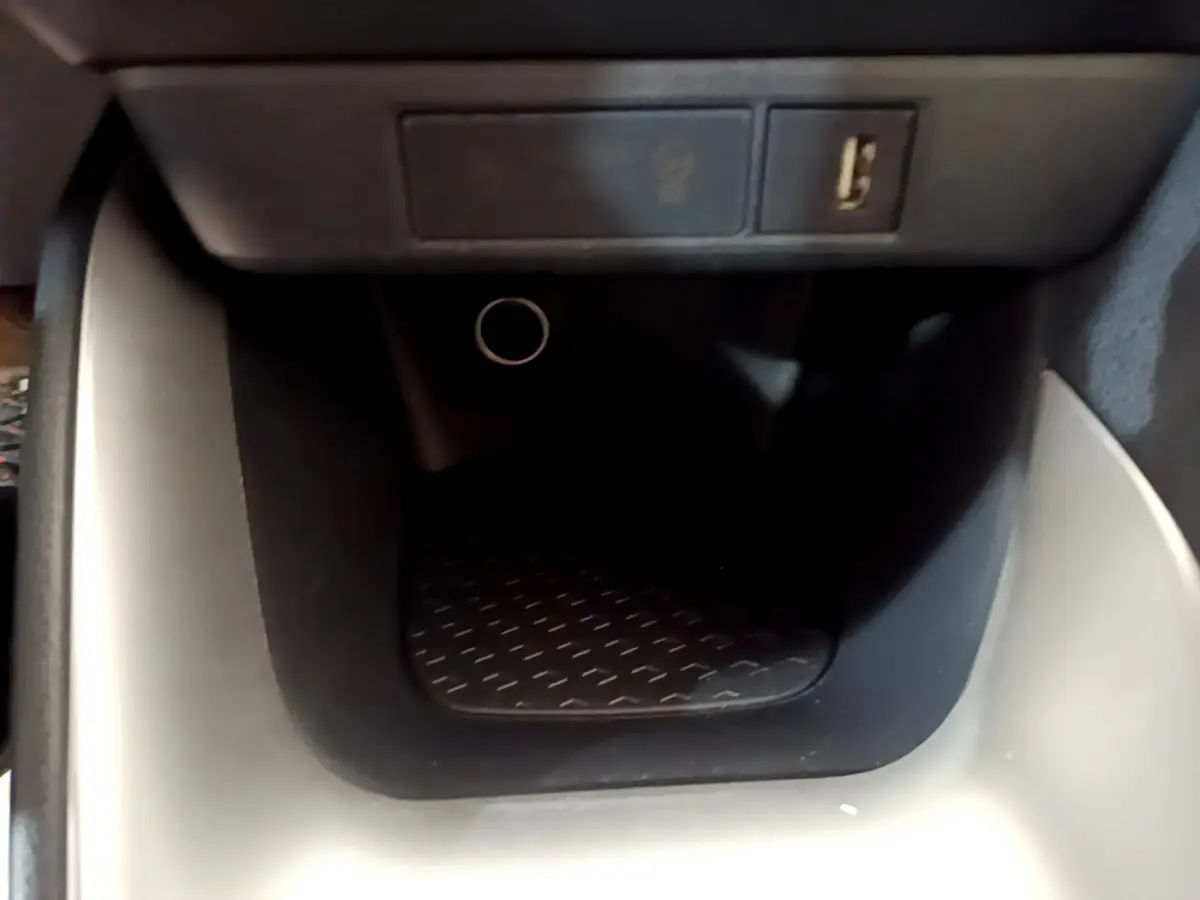 Prise USB et allume-cigare dans la console centrale noire et grise de la Toyota Yaris Hybride 2021.